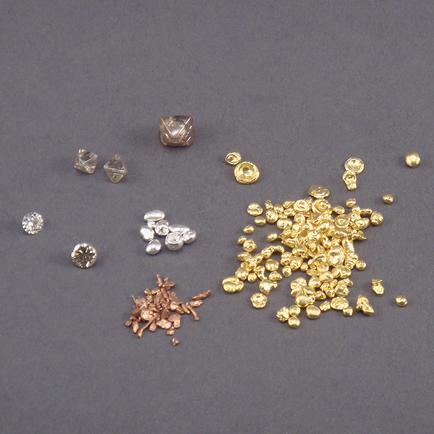 Außergewöhnliche Ringe für einen besonderen Anlass - wir gestalten Ihren persönlichen Verlobungsring mit Diamanten aller Art. Ob Gelbgold, Weissgold, Palladium oder Platin - alles ist möglich. Und selbstverständlich könnte auch einmal ein besonderer Farbstein verarbeitet werden.